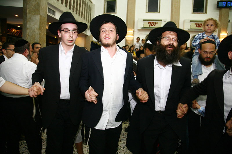 כשחרדים וחילונים רוקדים עם התורה: תיעוד מהקפות שניות בכפר-חב"ד