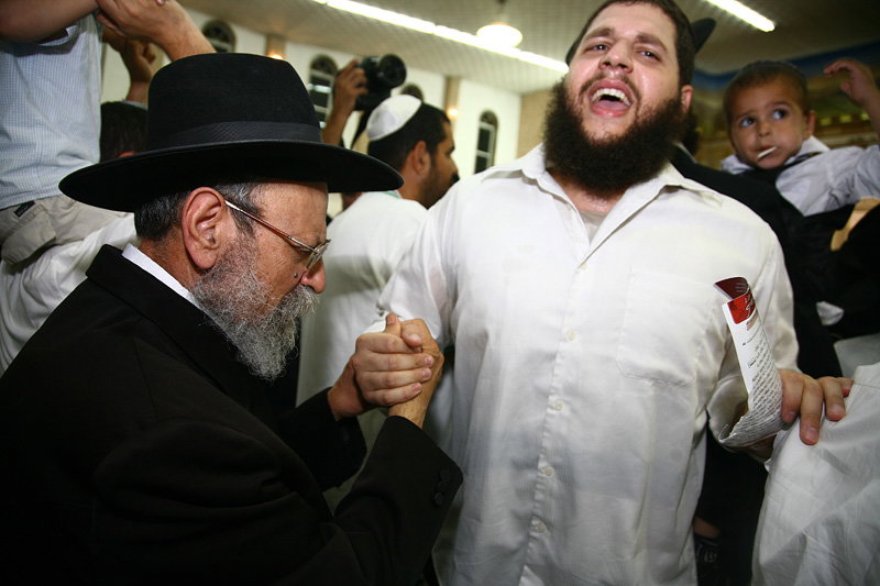 כשחרדים וחילונים רוקדים עם התורה: תיעוד מהקפות שניות בכפר-חב"ד