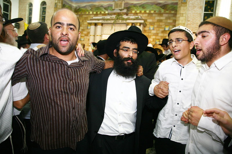 כשחרדים וחילונים רוקדים עם התורה: תיעוד מהקפות שניות בכפר-חב"ד