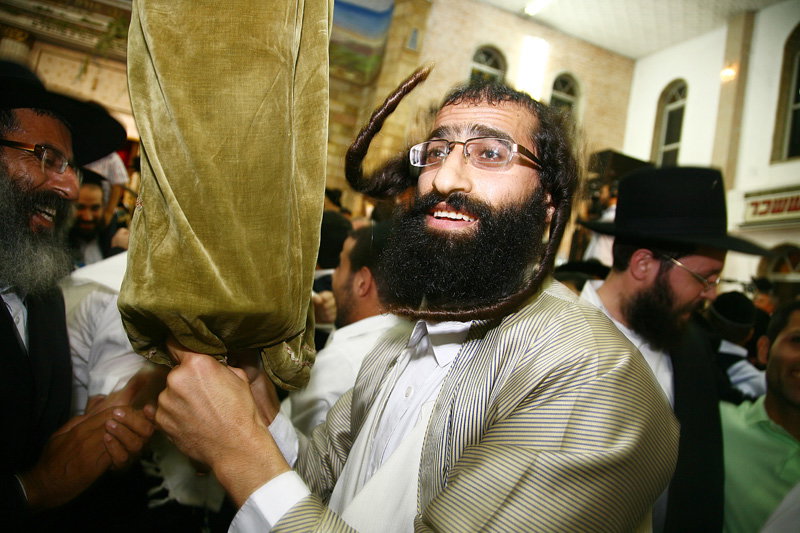 כשחרדים וחילונים רוקדים עם התורה: תיעוד מהקפות שניות בכפר-חב"ד