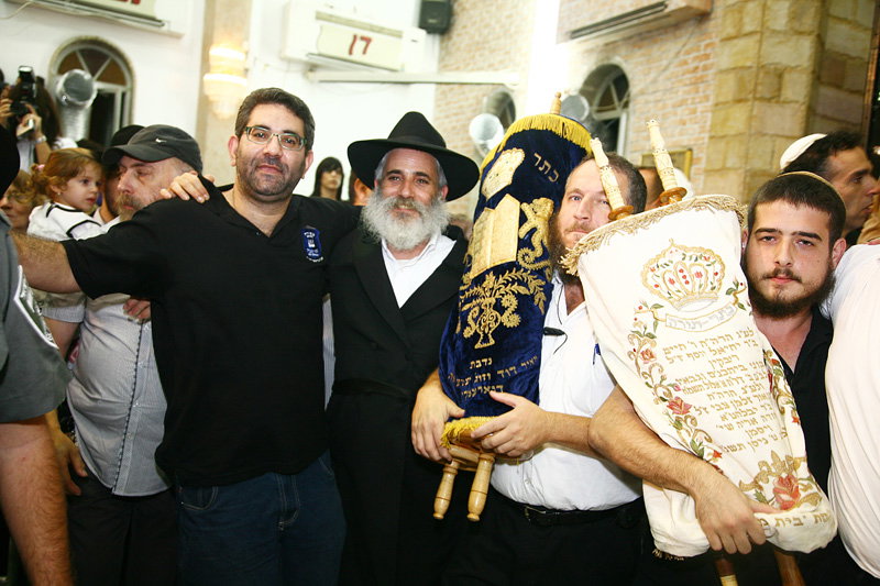 כשחרדים וחילונים רוקדים עם התורה: תיעוד מהקפות שניות בכפר-חב"ד