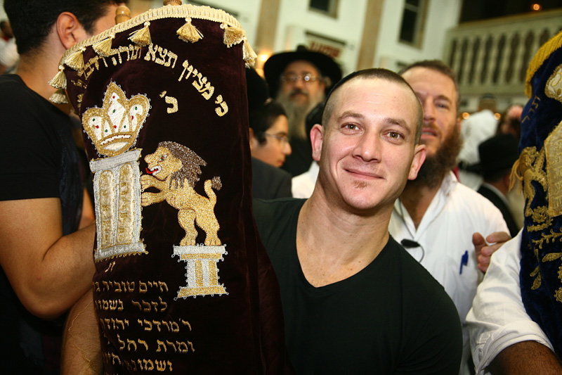 כשחרדים וחילונים רוקדים עם התורה: תיעוד מהקפות שניות בכפר-חב"ד