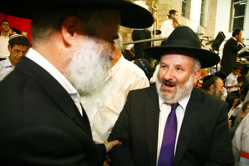 כשחרדים וחילונים רוקדים עם התורה: תיעוד מהקפות שניות בכפר-חב"ד