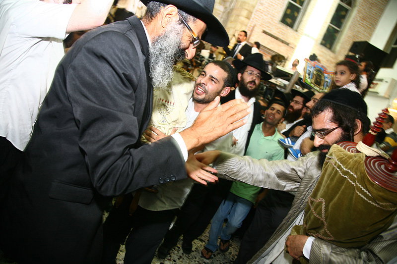כשחרדים וחילונים רוקדים עם התורה: תיעוד מהקפות שניות בכפר-חב"ד