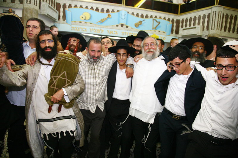 כשחרדים וחילונים רוקדים עם התורה: תיעוד מהקפות שניות בכפר-חב"ד