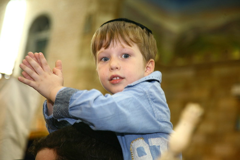 כשחרדים וחילונים רוקדים עם התורה: תיעוד מהקפות שניות בכפר-חב"ד