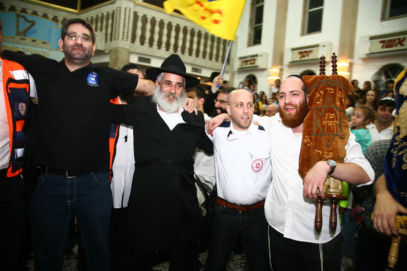 כשחרדים וחילונים רוקדים עם התורה: תיעוד מהקפות שניות בכפר-חב"ד