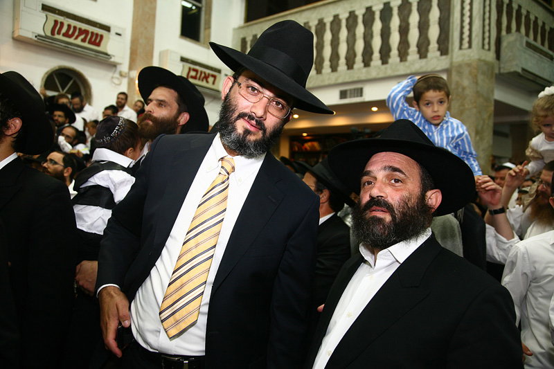 כשחרדים וחילונים רוקדים עם התורה: תיעוד מהקפות שניות בכפר-חב"ד