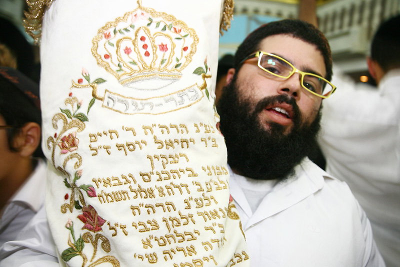 כשחרדים וחילונים רוקדים עם התורה: תיעוד מהקפות שניות בכפר-חב"ד