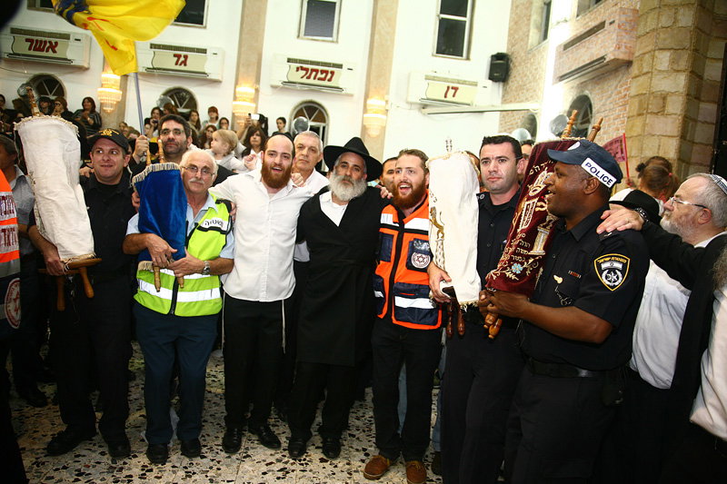 כשחרדים וחילונים רוקדים עם התורה: תיעוד מהקפות שניות בכפר-חב"ד