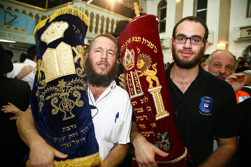 כשחרדים וחילונים רוקדים עם התורה: תיעוד מהקפות שניות בכפר-חב"ד