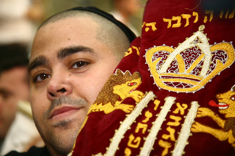 כשחרדים וחילונים רוקדים עם התורה: תיעוד מהקפות שניות בכפר-חב"ד