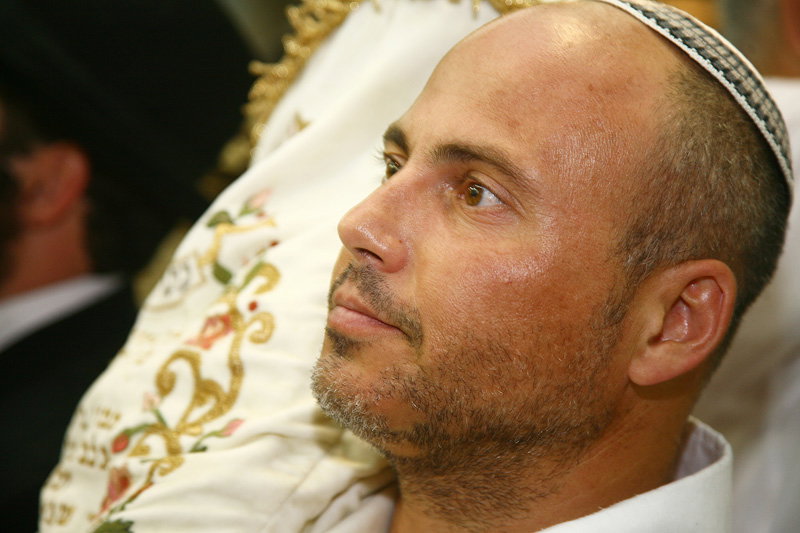 כשחרדים וחילונים רוקדים עם התורה: תיעוד מהקפות שניות בכפר-חב"ד