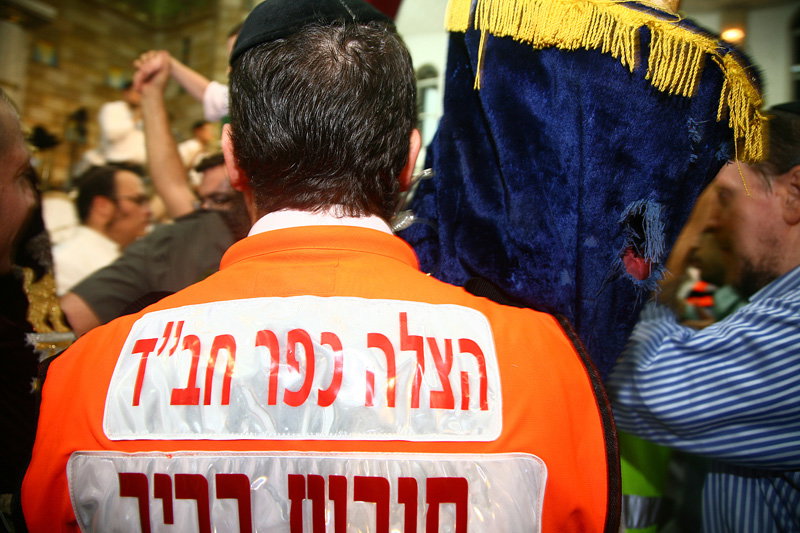 כשחרדים וחילונים רוקדים עם התורה: תיעוד מהקפות שניות בכפר-חב"ד