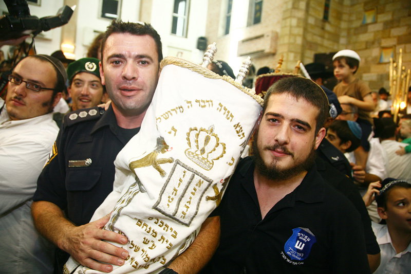 כשחרדים וחילונים רוקדים עם התורה: תיעוד מהקפות שניות בכפר-חב"ד