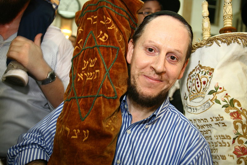 כשחרדים וחילונים רוקדים עם התורה: תיעוד מהקפות שניות בכפר-חב"ד
