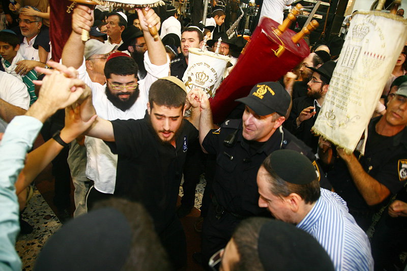 כשחרדים וחילונים רוקדים עם התורה: תיעוד מהקפות שניות בכפר-חב"ד