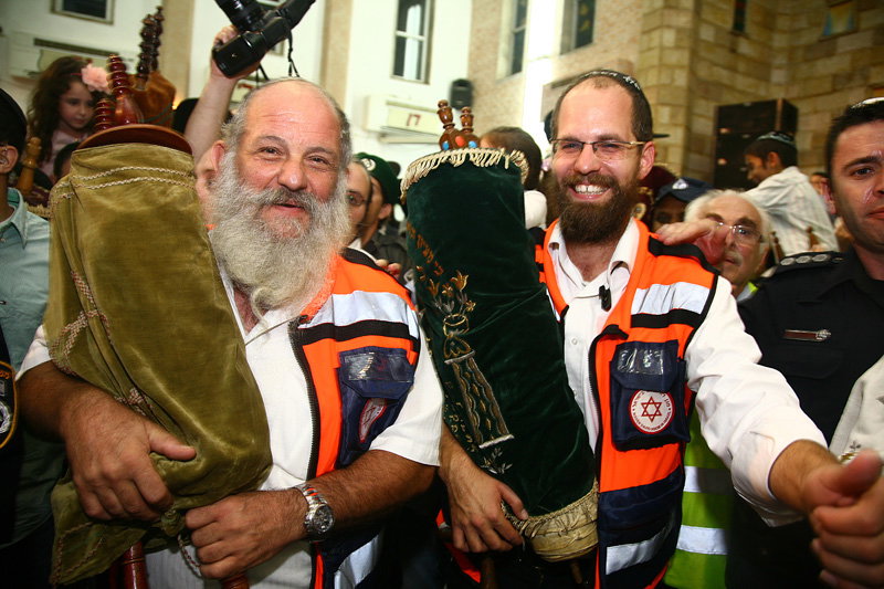 כשחרדים וחילונים רוקדים עם התורה: תיעוד מהקפות שניות בכפר-חב"ד