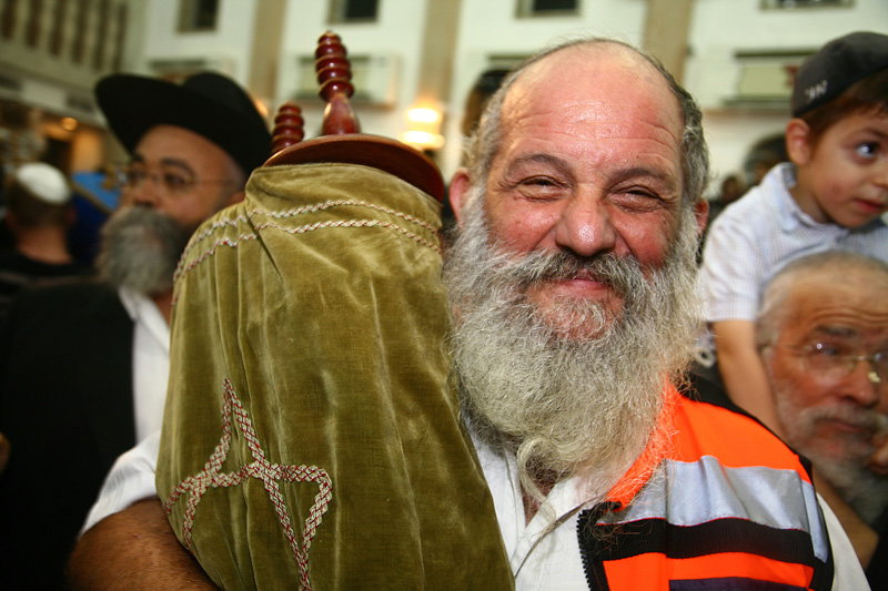 כשחרדים וחילונים רוקדים עם התורה: תיעוד מהקפות שניות בכפר-חב"ד