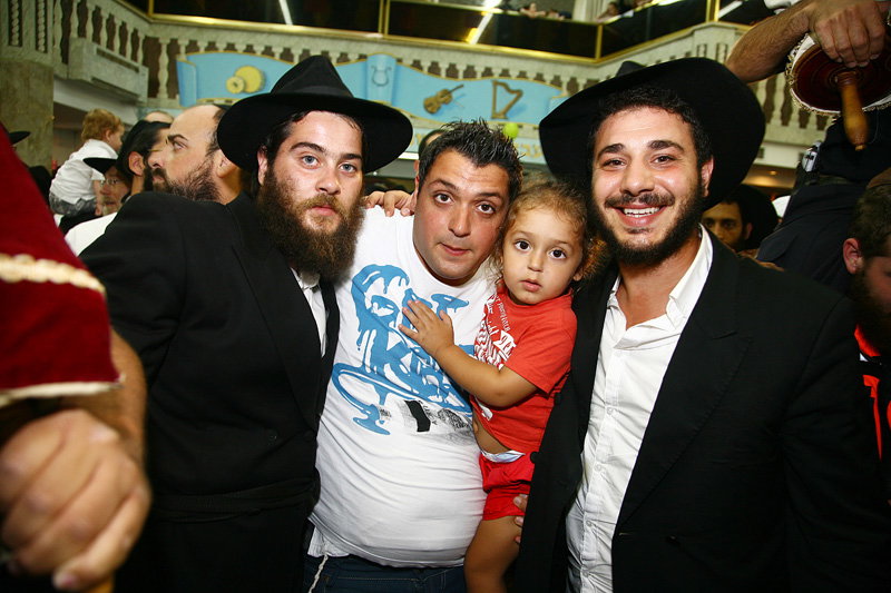 כשחרדים וחילונים רוקדים עם התורה: תיעוד מהקפות שניות בכפר-חב"ד
