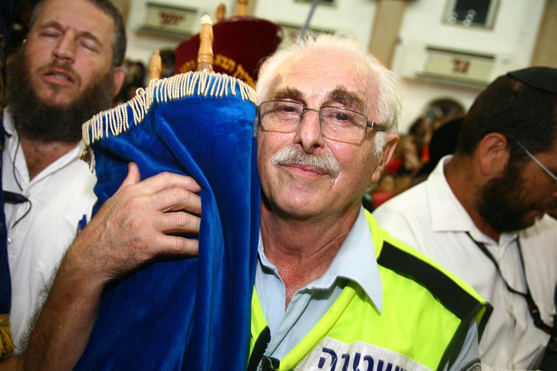 כשחרדים וחילונים רוקדים עם התורה: תיעוד מהקפות שניות בכפר-חב"ד