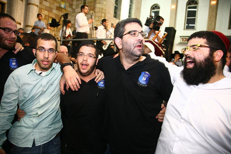 כשחרדים וחילונים רוקדים עם התורה: תיעוד מהקפות שניות בכפר-חב"ד