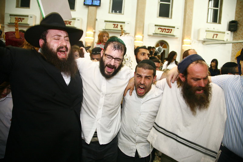 כשחרדים וחילונים רוקדים עם התורה: תיעוד מהקפות שניות בכפר-חב"ד