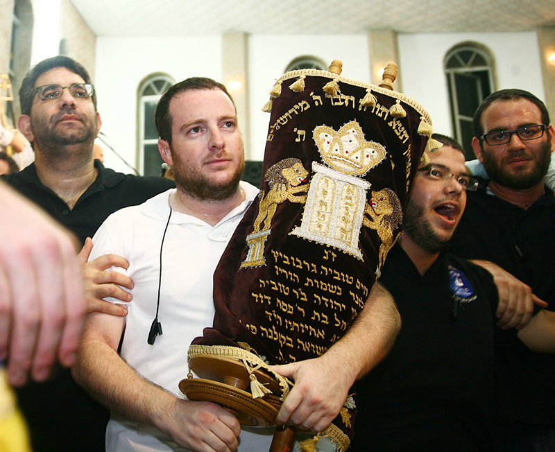 כשחרדים וחילונים רוקדים עם התורה: תיעוד מהקפות שניות בכפר-חב"ד