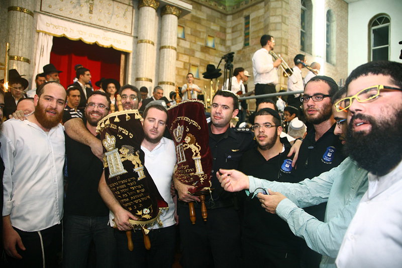כשחרדים וחילונים רוקדים עם התורה: תיעוד מהקפות שניות בכפר-חב"ד