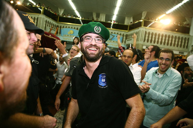 כשחרדים וחילונים רוקדים עם התורה: תיעוד מהקפות שניות בכפר-חב"ד