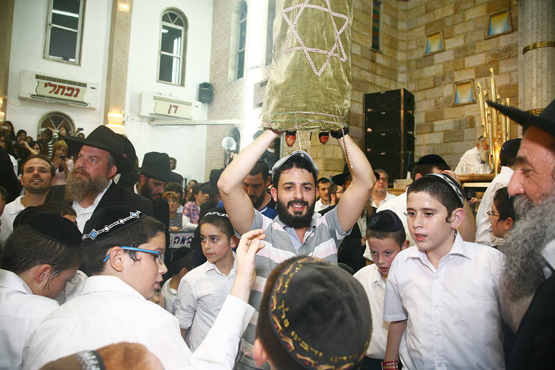 כשחרדים וחילונים רוקדים עם התורה: תיעוד מהקפות שניות בכפר-חב"ד