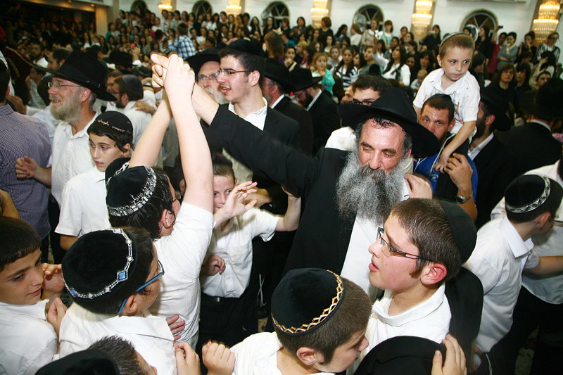 כשחרדים וחילונים רוקדים עם התורה: תיעוד מהקפות שניות בכפר-חב"ד