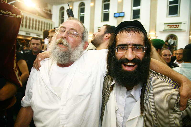 כשחרדים וחילונים רוקדים עם התורה: תיעוד מהקפות שניות בכפר-חב"ד