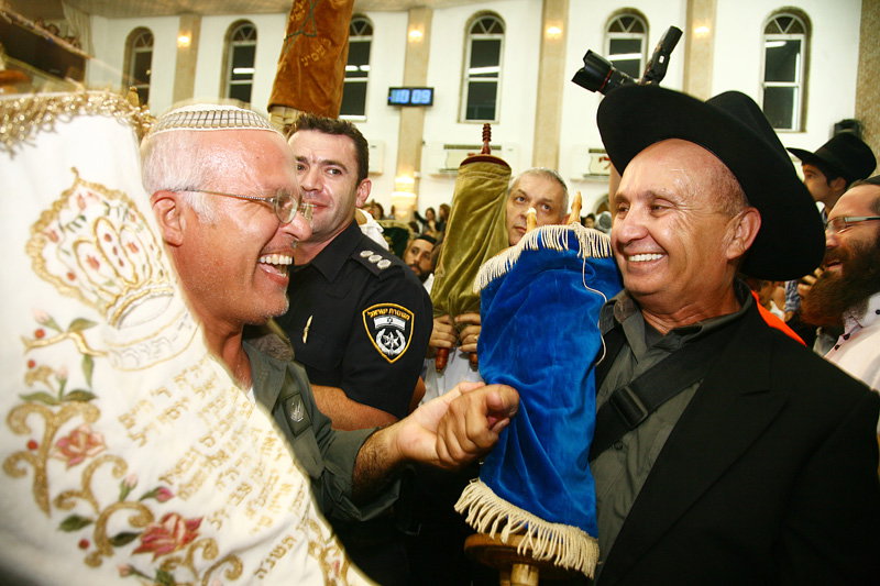 כשחרדים וחילונים רוקדים עם התורה: תיעוד מהקפות שניות בכפר-חב"ד