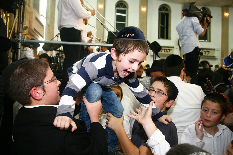 כשחרדים וחילונים רוקדים עם התורה: תיעוד מהקפות שניות בכפר-חב"ד