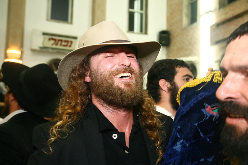 כשחרדים וחילונים רוקדים עם התורה: תיעוד מהקפות שניות בכפר-חב"ד