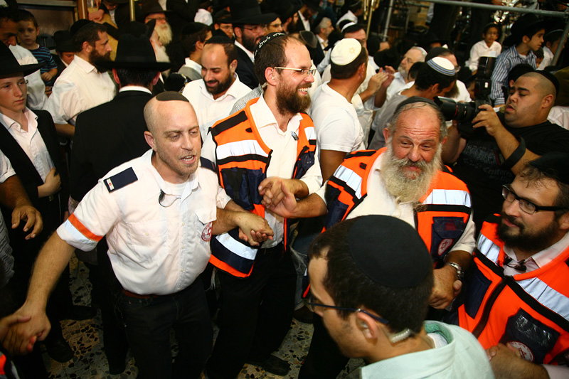 כשחרדים וחילונים רוקדים עם התורה: תיעוד מהקפות שניות בכפר-חב"ד
