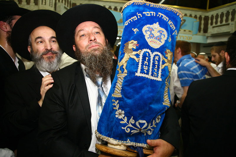 כשחרדים וחילונים רוקדים עם התורה: תיעוד מהקפות שניות בכפר-חב"ד