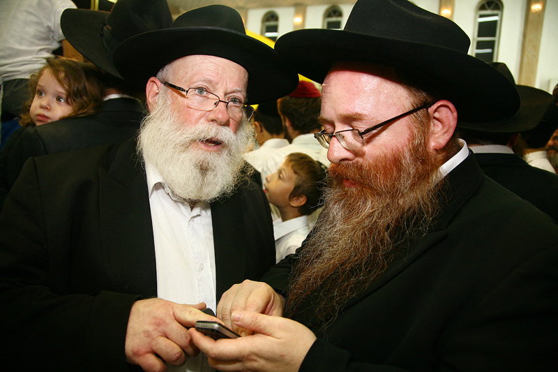 כשחרדים וחילונים רוקדים עם התורה: תיעוד מהקפות שניות בכפר-חב"ד