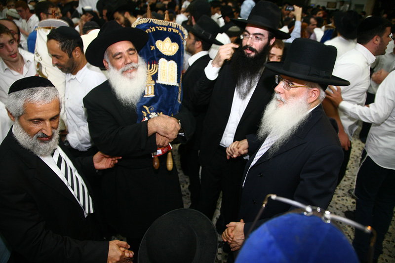 כשחרדים וחילונים רוקדים עם התורה: תיעוד מהקפות שניות בכפר-חב"ד