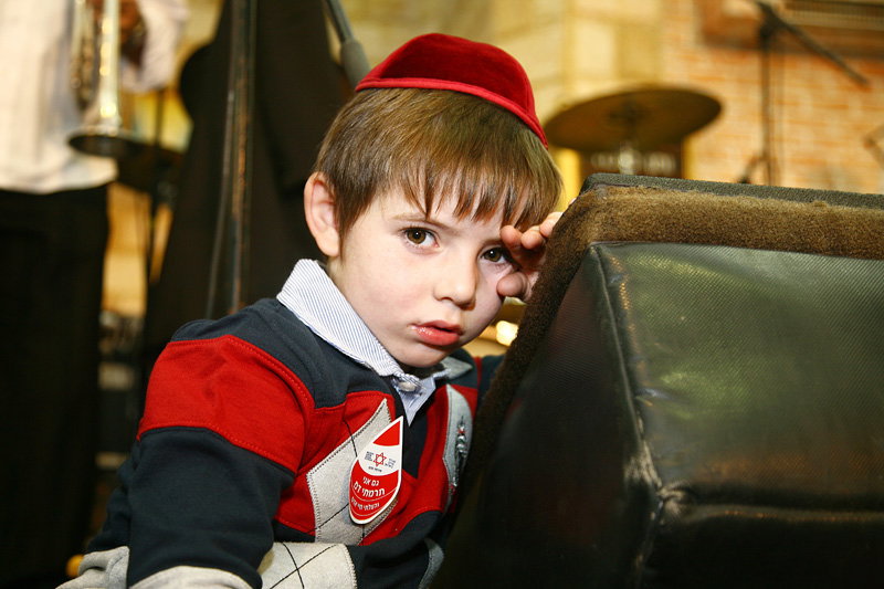 כשחרדים וחילונים רוקדים עם התורה: תיעוד מהקפות שניות בכפר-חב"ד