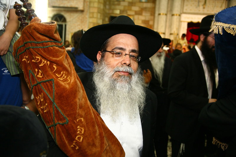 כשחרדים וחילונים רוקדים עם התורה: תיעוד מהקפות שניות בכפר-חב"ד