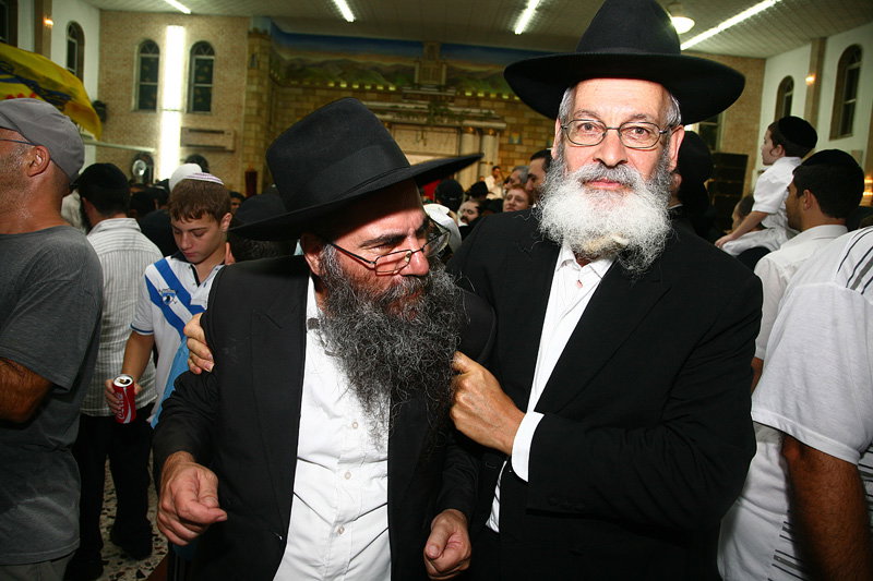כשחרדים וחילונים רוקדים עם התורה: תיעוד מהקפות שניות בכפר-חב"ד