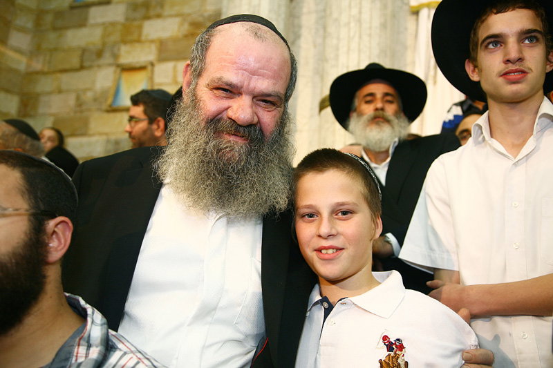 כשחרדים וחילונים רוקדים עם התורה: תיעוד מהקפות שניות בכפר-חב"ד
