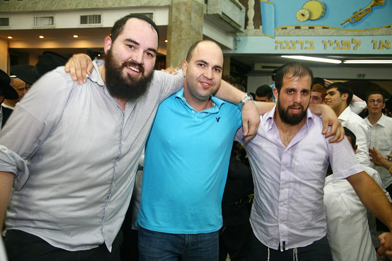 כשחרדים וחילונים רוקדים עם התורה: תיעוד מהקפות שניות בכפר-חב"ד