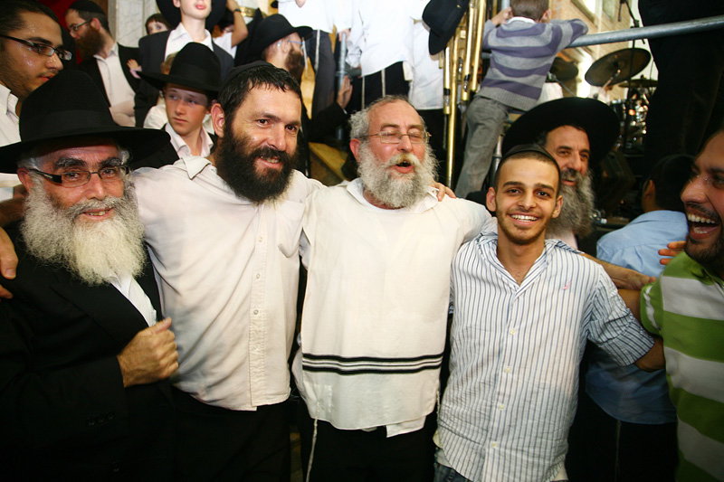 כשחרדים וחילונים רוקדים עם התורה: תיעוד מהקפות שניות בכפר-חב"ד