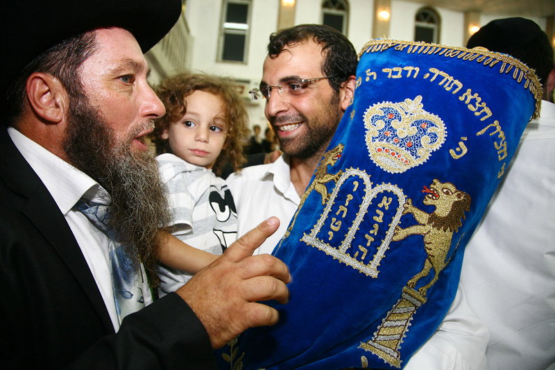 כשחרדים וחילונים רוקדים עם התורה: תיעוד מהקפות שניות בכפר-חב"ד