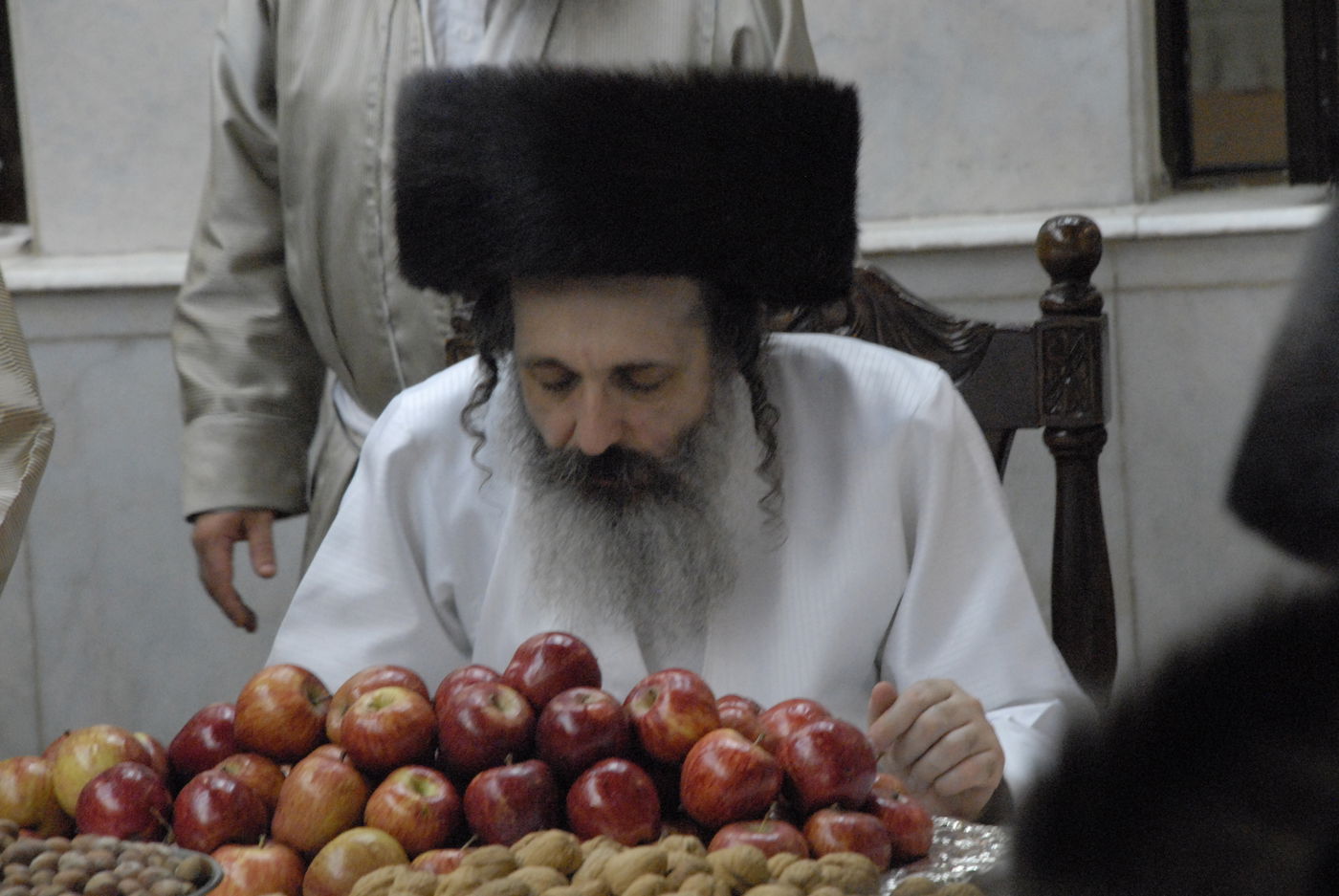 צפו בתיעוד: טיש תפוחים בשומרי אמונים