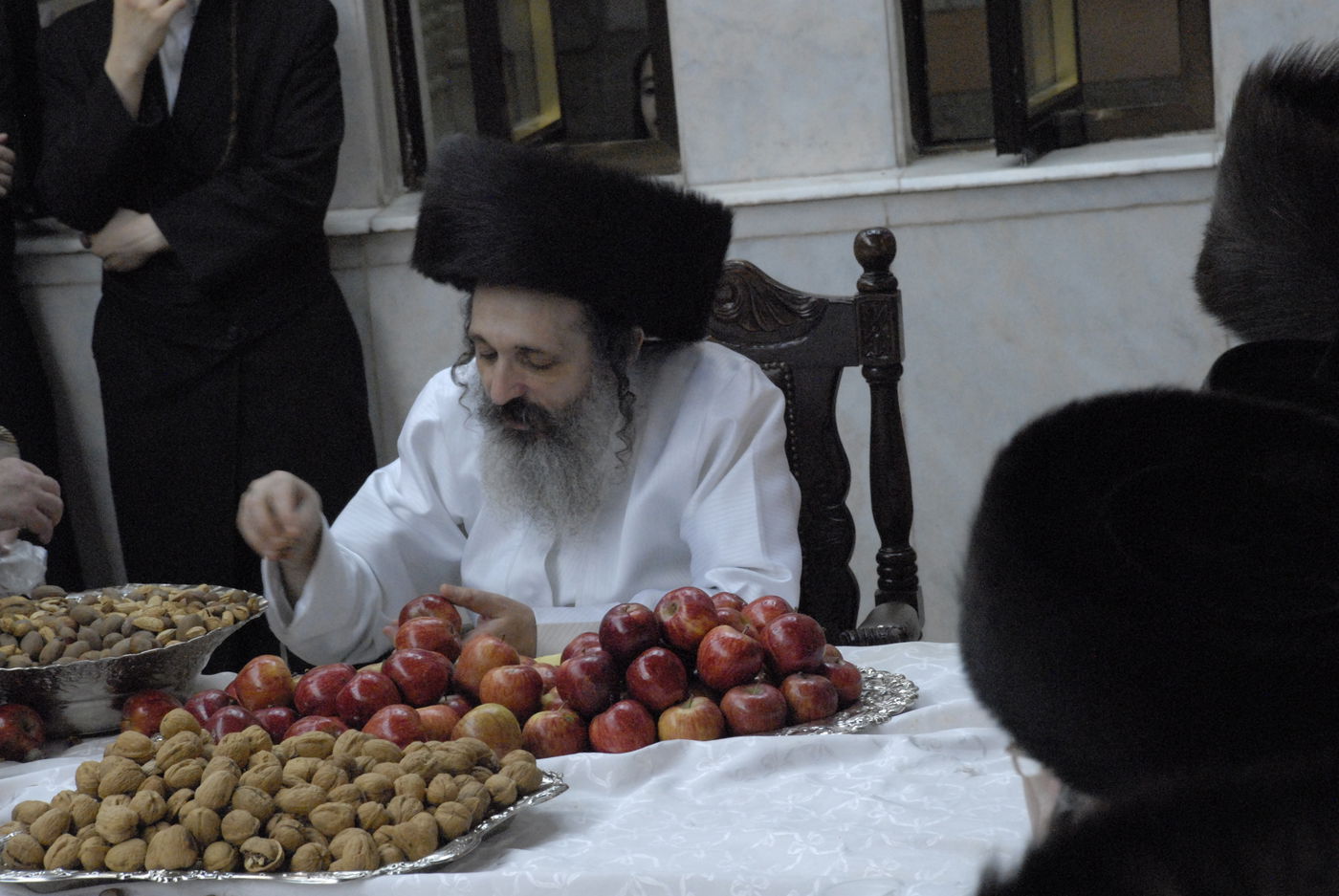 צפו בתיעוד: טיש תפוחים בשומרי אמונים