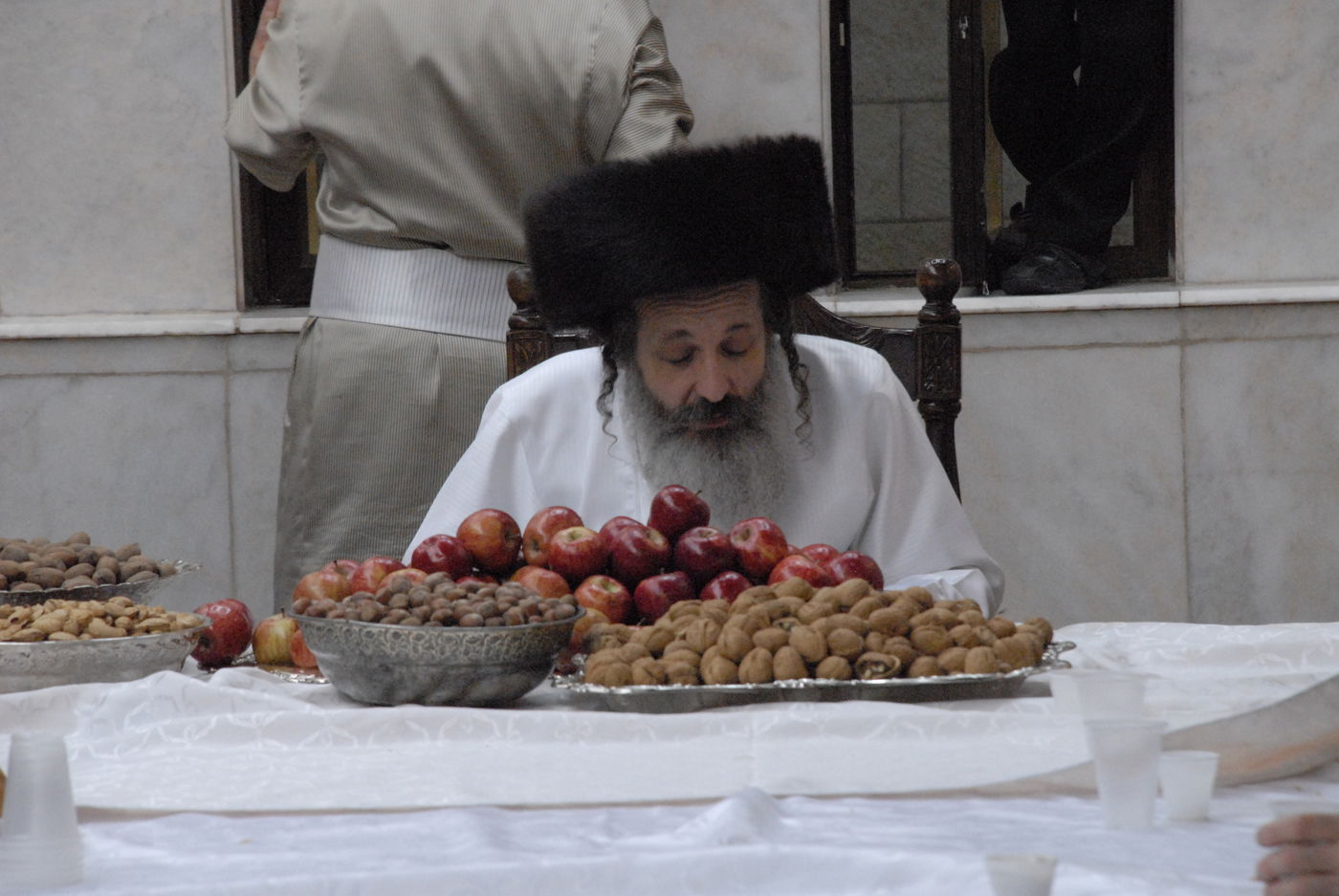 צפו בתיעוד: טיש תפוחים בשומרי אמונים